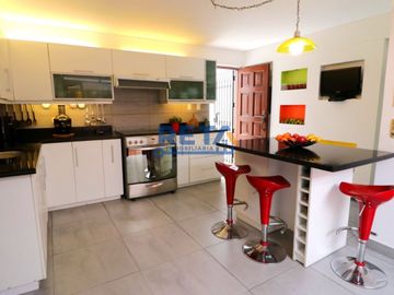 VENDO CASA TOTALMENTE REMODELADA CON PISCINA FINOS ACABADOS CON ZONA DE BBQ