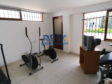 VENDO CASA TOTALMENTE REMODELADA CON PISCINA FINOS ACABADOS CON ZONA DE BBQ