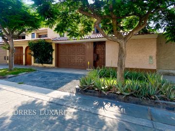 Ocasión Venta de Hermosa Casa Cerca a Parque en Surco, en excelente estado!