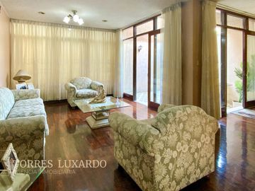 Ocasión Venta de Hermosa Casa Cerca a Parque en Surco, en excelente estado!