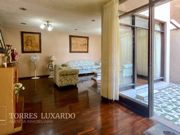 Ocasión Venta de Hermosa Casa Cerca a Parque en Surco, en excelente estado!