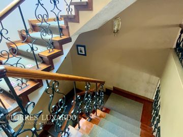 Ocasión Venta de Hermosa Casa Cerca a Parque en Surco, en excelente estado!