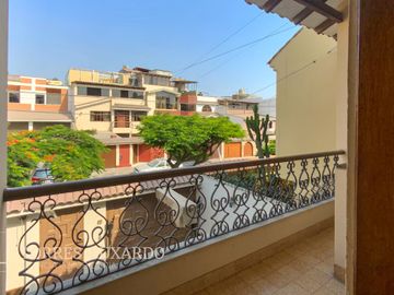 Ocasión Venta de Hermosa Casa Cerca a Parque en Surco, en excelente estado!