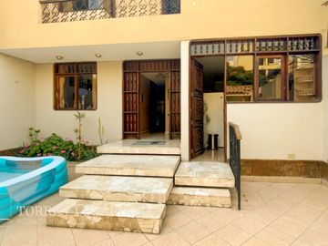 Ocasión Venta de Hermosa Casa Cerca a Parque en Surco, en excelente estado!