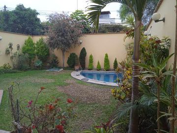 VENDO HERMOSA CASA CON JARDINES Y PISCINA EN SAN ISIDRO Y CERCA A LA AV. JAVIER PRADO
