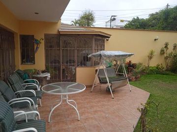 VENDO HERMOSA CASA CON JARDINES Y PISCINA EN SAN ISIDRO Y CERCA A LA AV. JAVIER PRADO