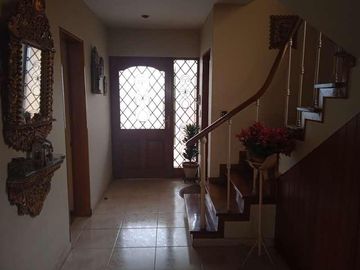 VENDO HERMOSA CASA CON JARDINES Y PISCINA EN SAN ISIDRO Y CERCA A LA AV. JAVIER PRADO
