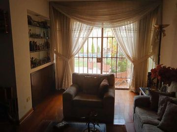 VENDO HERMOSA CASA CON JARDINES Y PISCINA EN SAN ISIDRO Y CERCA A LA AV. JAVIER PRADO