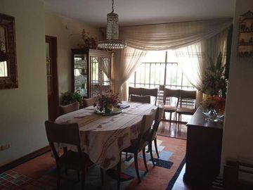 VENDO HERMOSA CASA CON JARDINES Y PISCINA EN SAN ISIDRO Y CERCA A LA AV. JAVIER PRADO