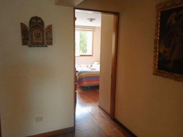 VENDO HERMOSA CASA CON JARDINES Y PISCINA EN SAN ISIDRO Y CERCA A LA AV. JAVIER PRADO