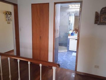 VENDO HERMOSA CASA CON JARDINES Y PISCINA EN SAN ISIDRO Y CERCA A LA AV. JAVIER PRADO