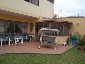 VENDO HERMOSA CASA CON JARDINES Y PISCINA EN SAN ISIDRO Y CERCA A LA AV. JAVIER PRADO