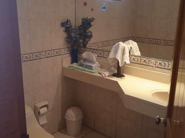 VENDO HERMOSA CASA CON JARDINES Y PISCINA EN SAN ISIDRO Y CERCA A LA AV. JAVIER PRADO