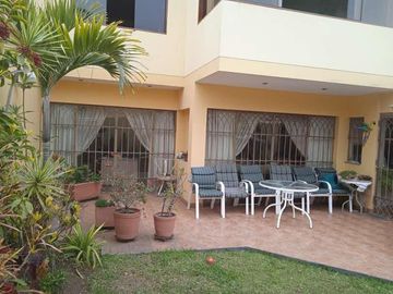 VENDO HERMOSA CASA CON JARDINES Y PISCINA EN SAN ISIDRO Y CERCA A LA AV. JAVIER PRADO
