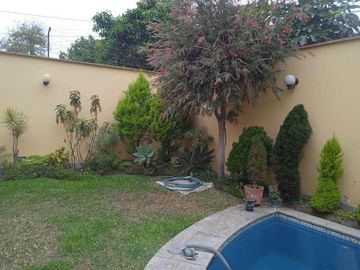 VENDO HERMOSA CASA CON JARDINES Y PISCINA EN SAN ISIDRO Y CERCA A LA AV. JAVIER PRADO