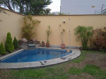 VENDO HERMOSA CASA CON JARDINES Y PISCINA EN SAN ISIDRO Y CERCA A LA AV. JAVIER PRADO