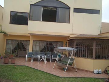 VENDO HERMOSA CASA CON JARDINES Y PISCINA EN SAN ISIDRO Y CERCA A LA AV. JAVIER PRADO