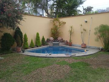 VENDO HERMOSA CASA CON JARDINES Y PISCINA EN SAN ISIDRO Y CERCA A LA AV. JAVIER PRADO
