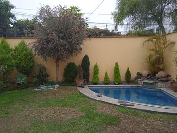 VENDO HERMOSA CASA CON JARDINES Y PISCINA EN SAN ISIDRO Y CERCA A LA AV. JAVIER PRADO