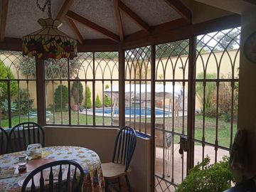 VENDO HERMOSA CASA CON JARDINES Y PISCINA EN SAN ISIDRO Y CERCA A LA AV. JAVIER PRADO