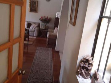 VENDO HERMOSA CASA CON JARDINES Y PISCINA EN SAN ISIDRO Y CERCA A LA AV. JAVIER PRADO