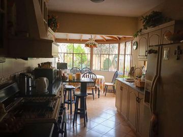 VENDO HERMOSA CASA CON JARDINES Y PISCINA EN SAN ISIDRO Y CERCA A LA AV. JAVIER PRADO