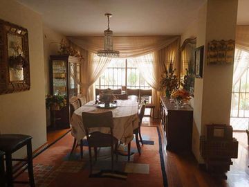 VENDO HERMOSA CASA CON JARDINES Y PISCINA EN SAN ISIDRO Y CERCA A LA AV. JAVIER PRADO