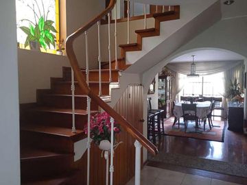 VENDO HERMOSA CASA CON JARDINES Y PISCINA EN SAN ISIDRO Y CERCA A LA AV. JAVIER PRADO