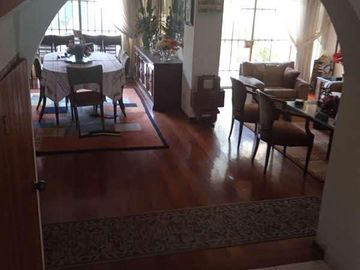 VENDO HERMOSA CASA CON JARDINES Y PISCINA EN SAN ISIDRO Y CERCA A LA AV. JAVIER PRADO