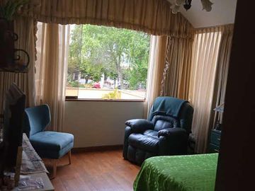 VENDO HERMOSA CASA CON JARDINES Y PISCINA EN SAN ISIDRO Y CERCA A LA AV. JAVIER PRADO