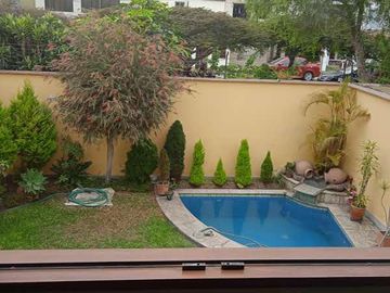 VENDO HERMOSA CASA CON JARDINES Y PISCINA EN SAN ISIDRO Y CERCA A LA AV. JAVIER PRADO