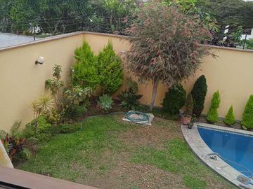 VENDO HERMOSA CASA CON JARDINES Y PISCINA EN SAN ISIDRO Y CERCA A LA AV. JAVIER PRADO