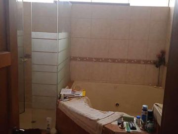VENDO HERMOSA CASA CON JARDINES Y PISCINA EN SAN ISIDRO Y CERCA A LA AV. JAVIER PRADO