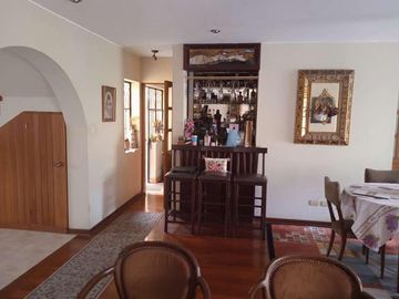 VENDO HERMOSA CASA CON JARDINES Y PISCINA EN SAN ISIDRO Y CERCA A LA AV. JAVIER PRADO