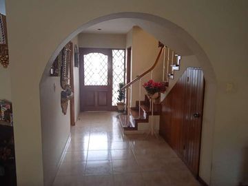 VENDO HERMOSA CASA CON JARDINES Y PISCINA EN SAN ISIDRO Y CERCA A LA AV. JAVIER PRADO