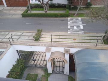 VENDO HERMOSA CASA CON JARDINES Y PISCINA EN SAN ISIDRO Y CERCA A LA AV. JAVIER PRADO