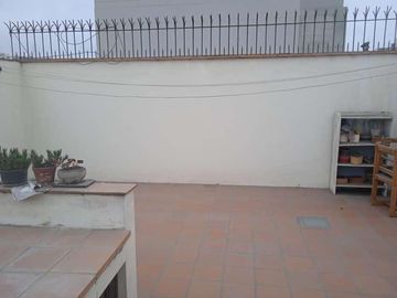 VENDO HERMOSA CASA CON JARDINES Y PISCINA EN SAN ISIDRO Y CERCA A LA AV. JAVIER PRADO