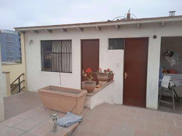 VENDO HERMOSA CASA CON JARDINES Y PISCINA EN SAN ISIDRO Y CERCA A LA AV. JAVIER PRADO