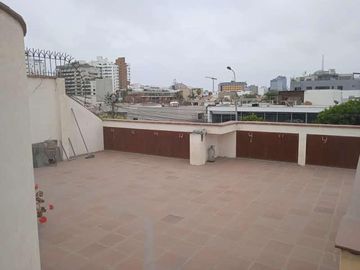 VENDO HERMOSA CASA CON JARDINES Y PISCINA EN SAN ISIDRO Y CERCA A LA AV. JAVIER PRADO