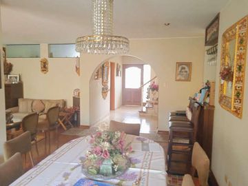 VENDO HERMOSA CASA CON JARDINES Y PISCINA EN SAN ISIDRO Y CERCA A LA AV. JAVIER PRADO