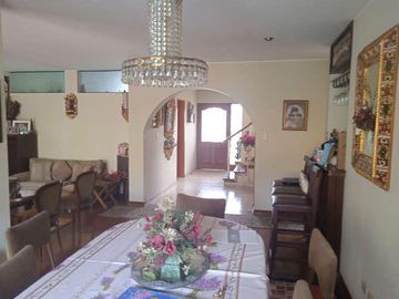 VENDO HERMOSA CASA CON JARDINES Y PISCINA EN SAN ISIDRO Y CERCA A LA AV. JAVIER PRADO