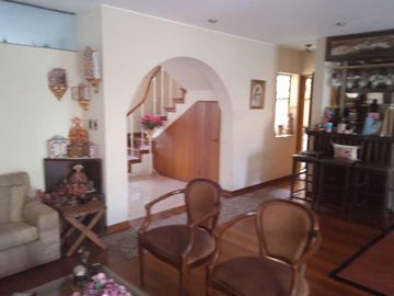 VENDO HERMOSA CASA CON JARDINES Y PISCINA EN SAN ISIDRO Y CERCA A LA AV. JAVIER PRADO