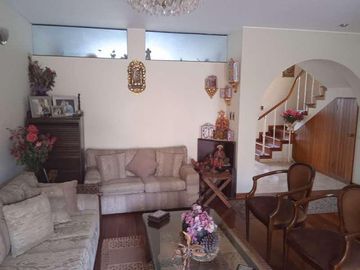 VENDO HERMOSA CASA CON JARDINES Y PISCINA EN SAN ISIDRO Y CERCA A LA AV. JAVIER PRADO