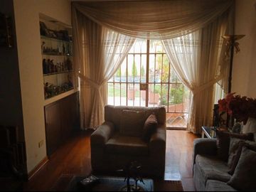 VENDO HERMOSA CASA CON JARDINES Y PISCINA EN SAN ISIDRO Y CERCA A LA AV. JAVIER PRADO