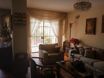 VENDO HERMOSA CASA CON JARDINES Y PISCINA EN SAN ISIDRO Y CERCA A LA AV. JAVIER PRADO
