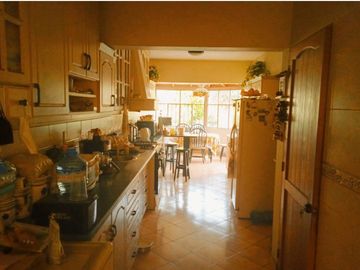 VENDO HERMOSA CASA CON JARDINES Y PISCINA EN SAN ISIDRO Y CERCA A LA AV. JAVIER PRADO