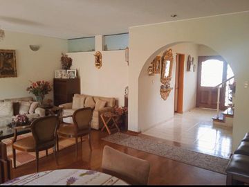 VENDO HERMOSA CASA CON JARDINES Y PISCINA EN SAN ISIDRO Y CERCA A LA AV. JAVIER PRADO