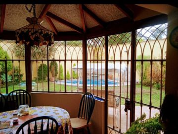 VENDO HERMOSA CASA CON JARDINES Y PISCINA EN SAN ISIDRO Y CERCA A LA AV. JAVIER PRADO