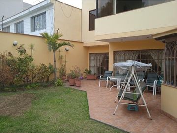 VENDO HERMOSA CASA CON JARDINES Y PISCINA EN SAN ISIDRO Y CERCA A LA AV. JAVIER PRADO