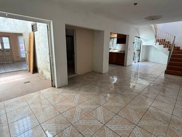 AMPLIA CASA EN VENTA ENTESISTÁN